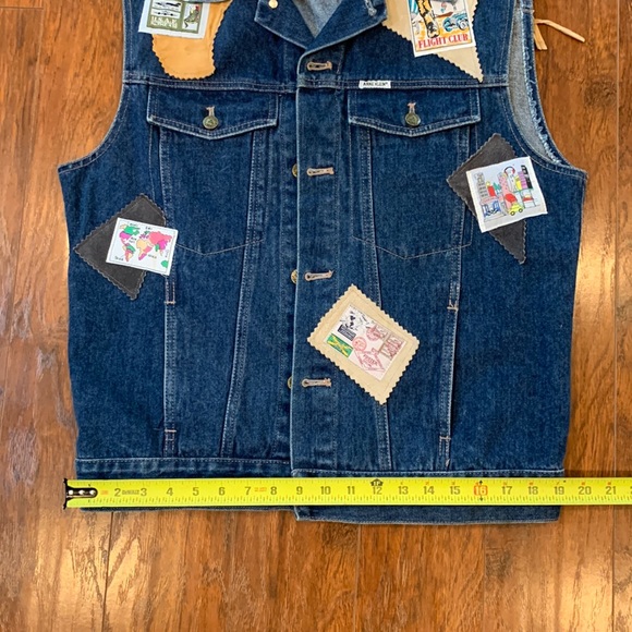 Anne Klein VINTAGE Denim vest. World traveler patches and fringe size large - Picture 15 of 17